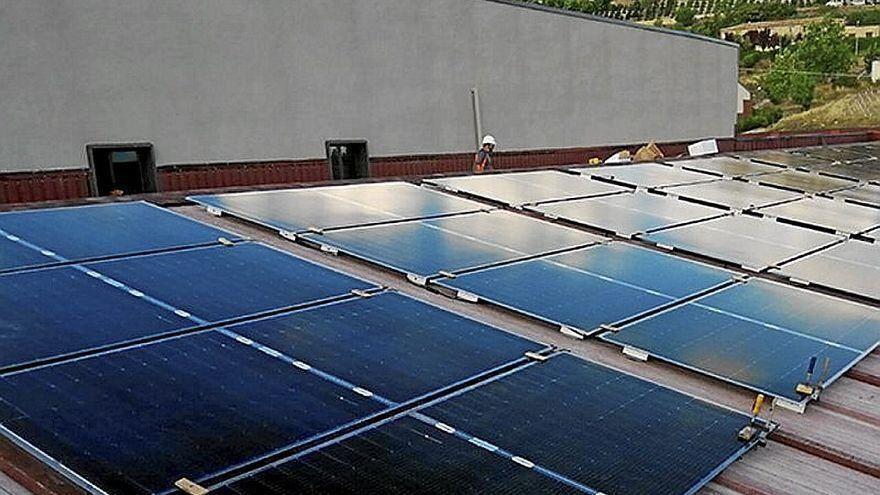 La instalación de placas solares sobre la cubierta de las empresas es una de las medidas adoptadas.