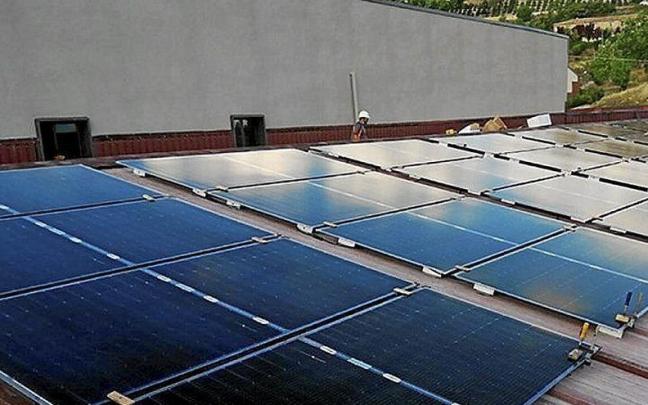 La instalación de placas solares sobre la cubierta de las empresas es una de las medidas adoptadas. La instalación de placas solares sobre la cubierta de las empresas es una de las medidas adoptadas.
