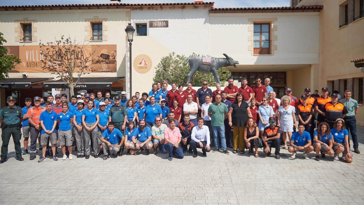 Mikel Irujo, Pilar Irigoien, y Rubén González, con la plantilla de Sendaviva y Bomberos.