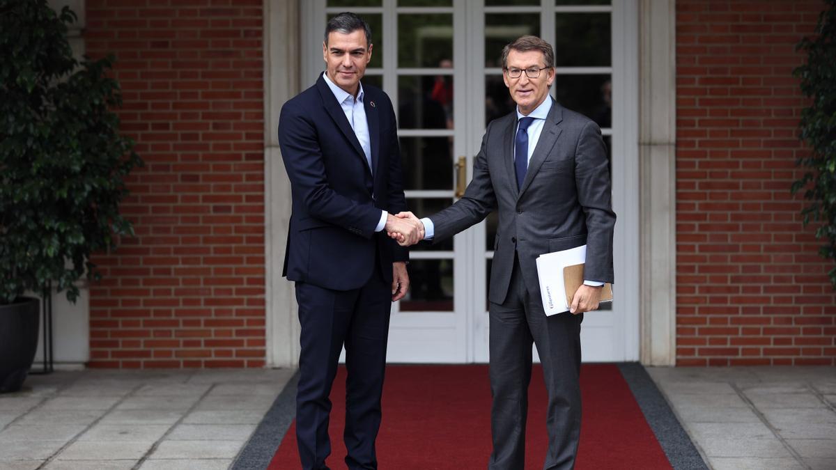 El presidente del Gobierno, Pedro Sánchez y el presidente del Partido Popular, Alberto Núñez Feijóo, se saludan a su llegada a una reunión en La Moncloa, a 10 de octubre de 2022,