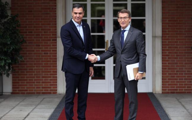 El presidente del Gobierno, Pedro S&aacute;nchez y el presidente del Partido Popular, Alberto N&uacute;&ntilde;ez Feij&oacute;o, se saludan a su llegada a una reuni&oacute;n en La Moncloa, a 10 de octubre de 2022,
