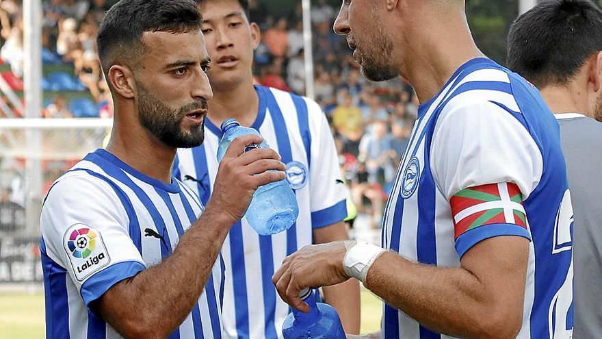 El canterano Abde, junto a Lejeune, durante el amistoso entre el Burgos y el Alavés. | FOTO: ÁREA 11