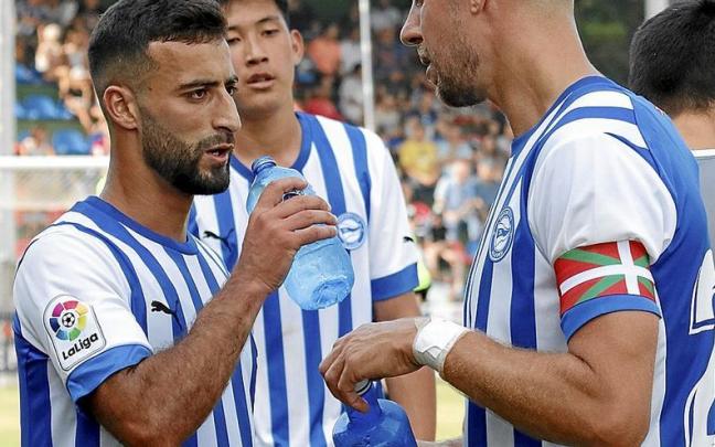El canterano Abde, junto a Lejeune, durante el amistoso entre el Burgos y el Alavés. | FOTO: ÁREA 11
