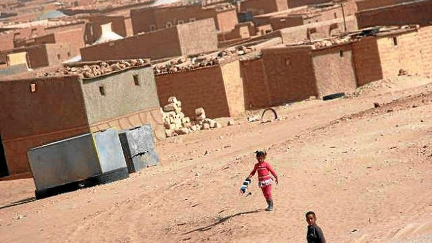 Unos niños jugando en los campamentos de Tinduf donde vive parte del pueblo saharaui. Foto: DEIA