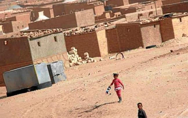 Unos ni&ntilde;os jugando en los campamentos de Tinduf donde vive parte del pueblo saharaui. Foto: DEIA