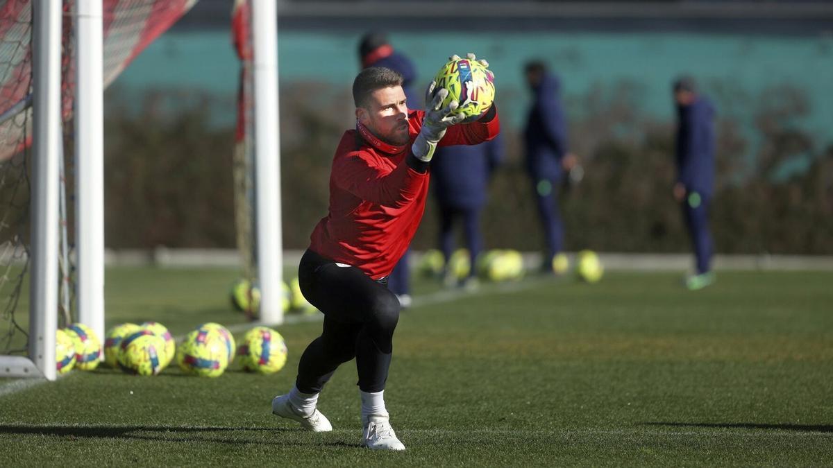 Unai Simón, clave en la victoria del pasado sábado en Mestalla, realiza una estirada en un entrenamiento en Lezama.
