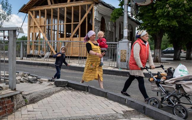 Civiles ucranianos en la región de Donetsk. Civiles ucranianos en la región de Donetsk.