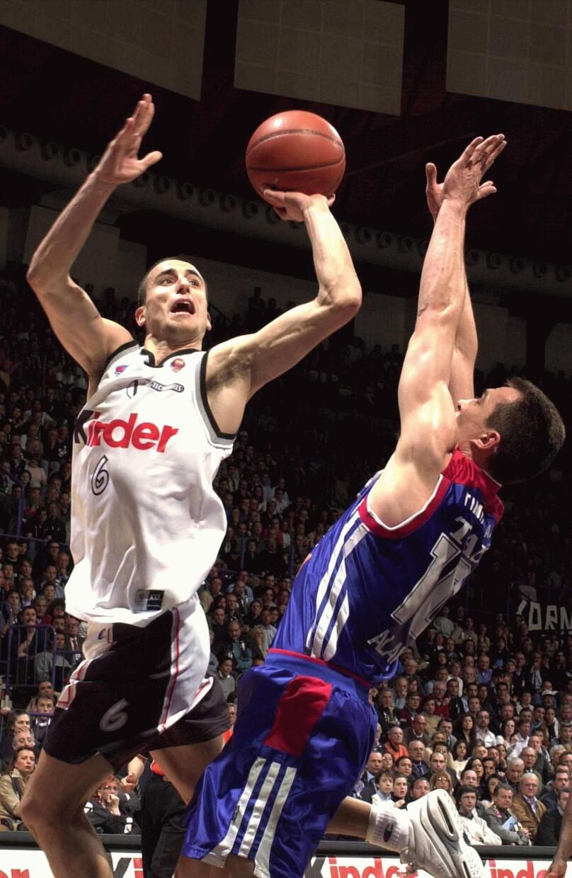 Ginobili intenta anotar ante Timinskas