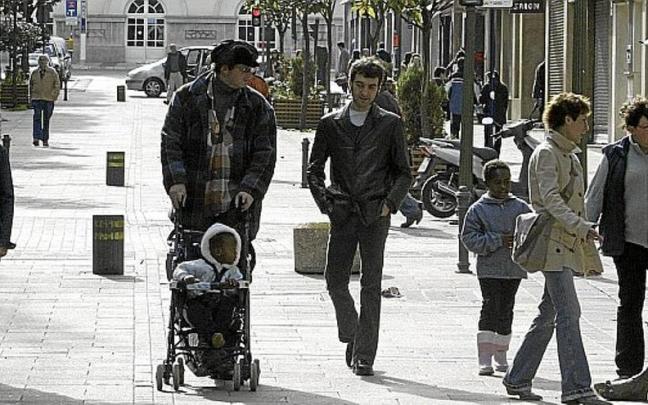 Turistas fotografiándose en la Virgen Blanca. | FOTO: JORGE MUÑOZ