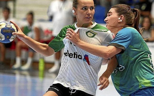 Defensa sobre Helena Jiménez (i), refuerzo de este año.