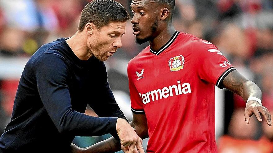 Xabi Alonso da instrucciones a Callum Hudson-Odoi en el encuentro de ayer. | FOTO: EFE