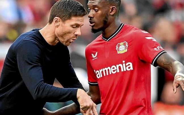 Xabi Alonso da instrucciones a Callum Hudson-Odoi en el encuentro de ayer. | FOTO: EFE Xabi Alonso da instrucciones a Callum Hudson-Odoi en el encuentro de ayer. | FOTO: EFE
