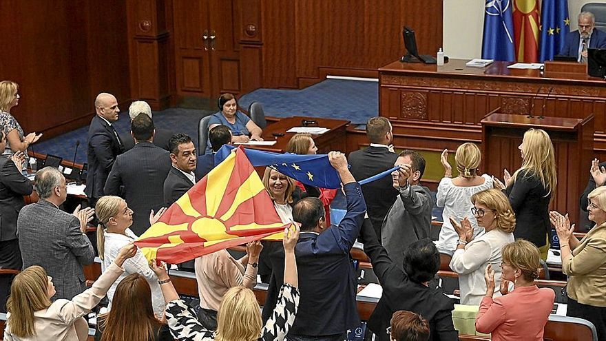 Diputados de la coalición gobernante exhiben banderas de Macedonia del Norte y de la UE tras la aprobación del Parlamento. | FOTO: EFE