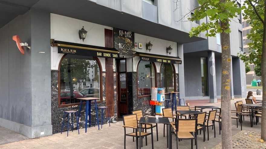 Terraza y fachada del bar 3 Arcos, en la calle Labastida