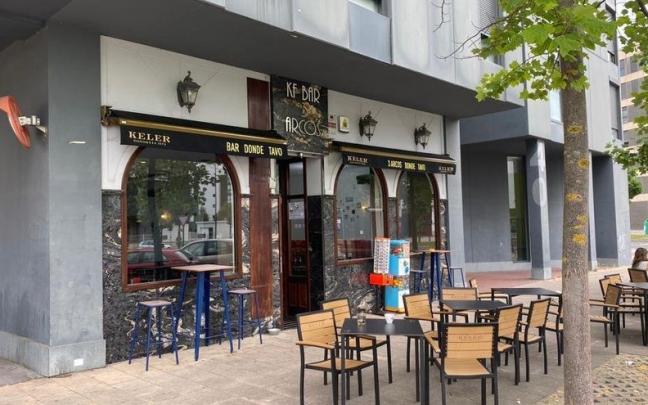 Terraza y fachada del bar 3 Arcos, en la calle Labastida