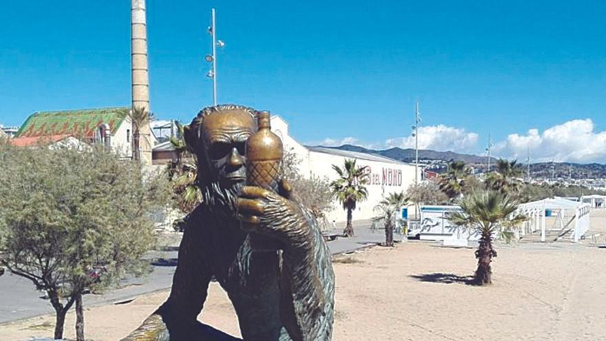 Estatua del Mono. La Fábrica de Anís del Mono es otro de los emblemas de la ciudad, data del año 1870. Este mono tiene su propia escultura justo delante del Pont del Petroli y es un “selfie” obligado.