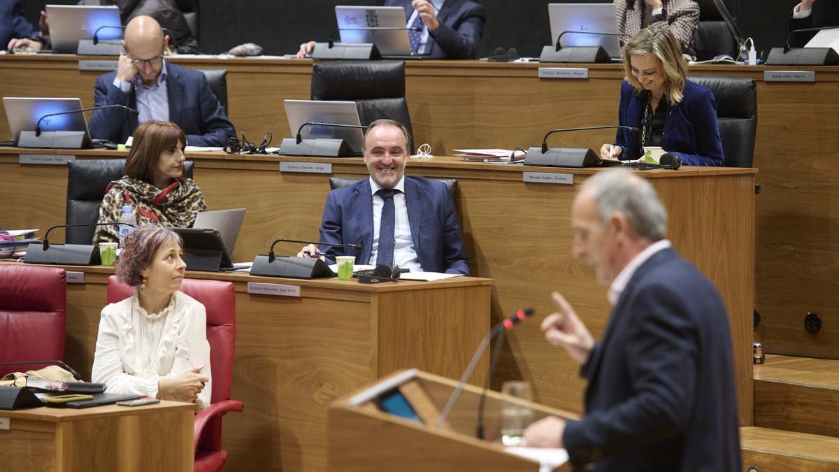 Adolfo Araiz (EH Bildu) interviene en el pleno ante la mirada de los parlamentarios de Navarra Suma