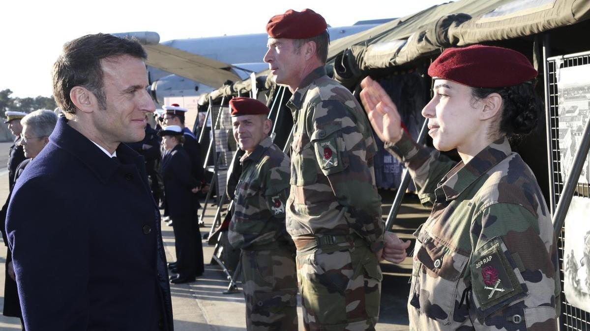 Macron saluda a los militares franceses en una base de Mont-de-Marsan, al suroeste del país.