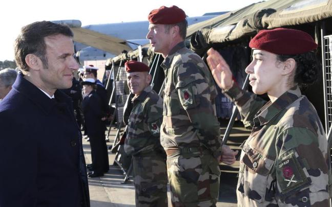 Macron saluda a los militares franceses en una base de Mont-de-Marsan, al suroeste del país. Macron saluda a los militares franceses en una base de Mont-de-Marsan, al suroeste del país.