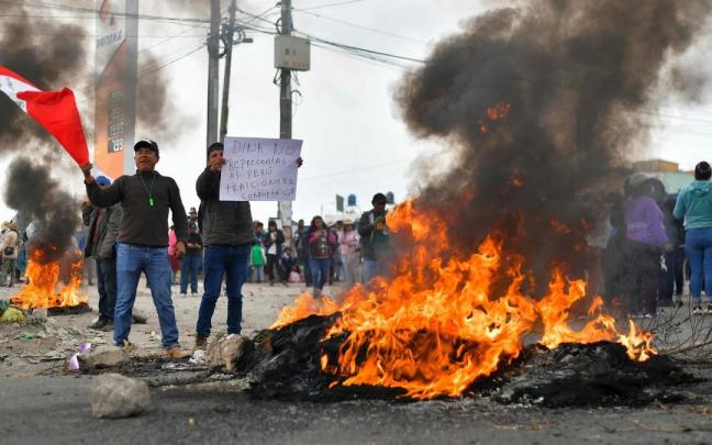 Seguidores de Castillo salieron a la calle para protestar por su detenci&oacute;n y pedir el cese de Boluarte.