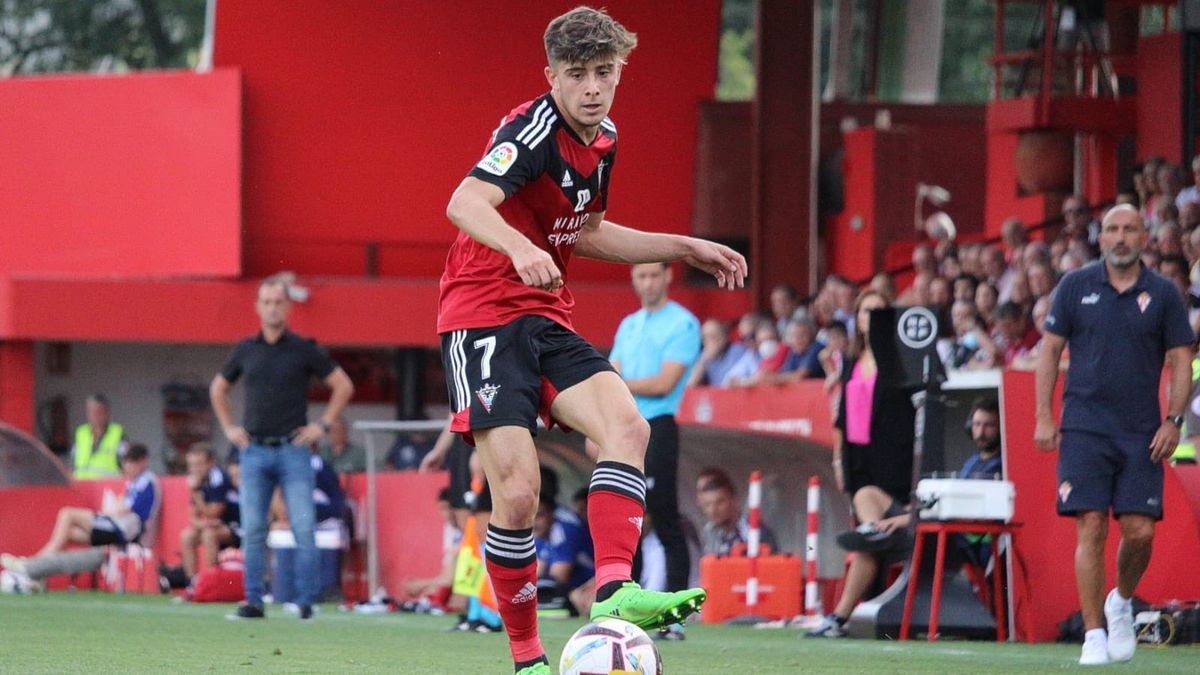 Nico Serrano, del Athletic, con el Mirandés. Foto: CD Mirandés