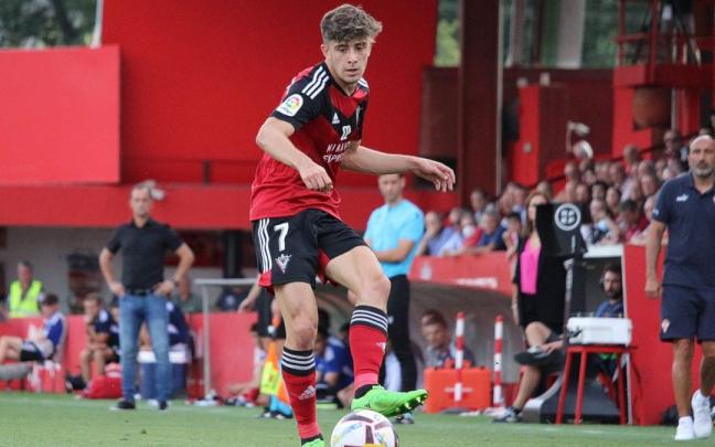 Nico Serrano, del Athletic, con el Mirand&eacute;s. Foto: CD Mirand&eacute;s