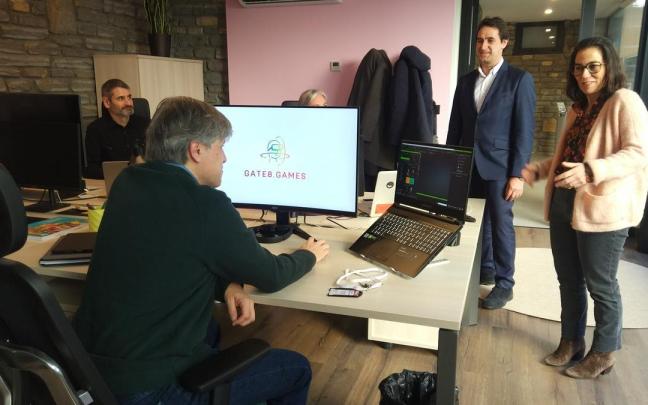 Amaia Agirre e I&ntilde;igo Urkitza charlaron ayer con varios de los emprendedores.