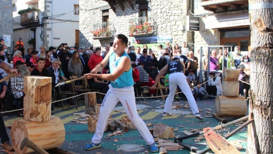 Iker Vicente y Mikel Larrañaga en una exhibición de hacha.