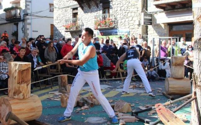Iker Vicente y Mikel Larrañaga en una exhibición de hacha.
