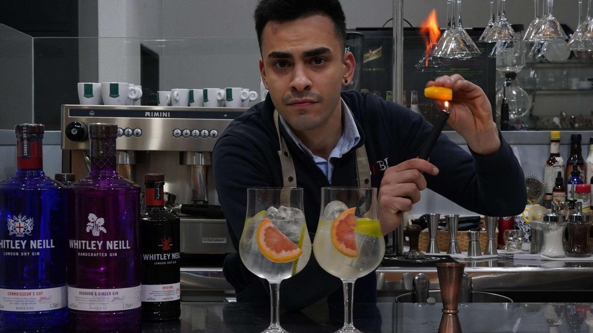 Aitor Abraldes, barman del pub Churchill, prepara dos gin-tonics en la Escuela de Hostelería de Artxanda.