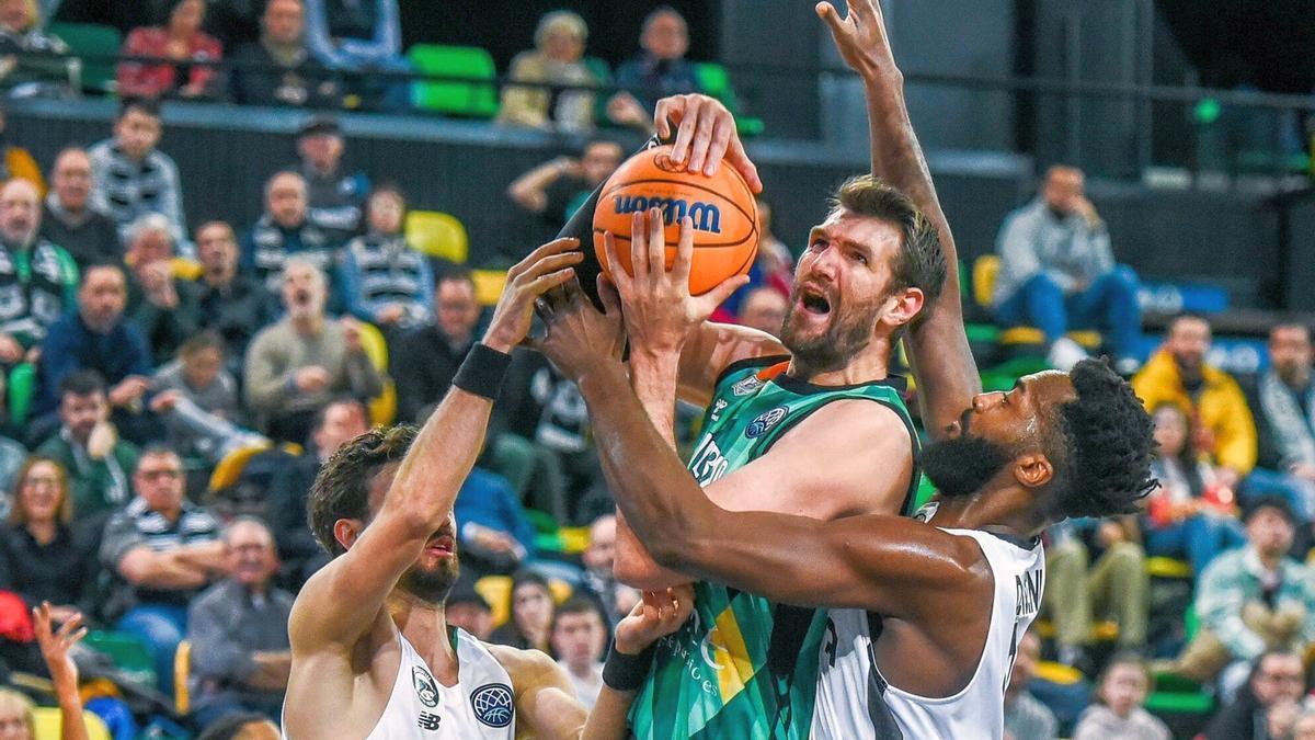 Jeff Withey intenta anotar pese a la defensa de dos jugadores rivales.