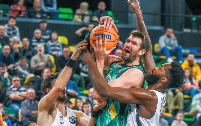 Jeff Withey intenta anotar pese a la defensa de dos jugadores rivales. Jeff Withey intenta anotar pese a la defensa de dos jugadores rivales.