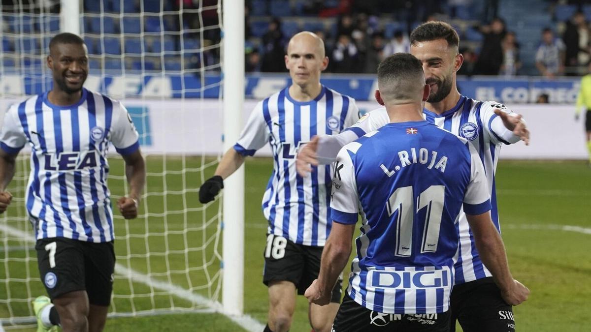 Varios jugadores del Alavés celebran el gol de Rioja ante el Racing.