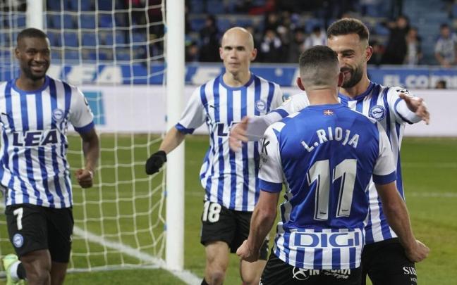 Varios jugadores del Alavés celebran el gol de Rioja ante el Racing. Varios jugadores del Alavés celebran el gol de Rioja ante el Racing.
