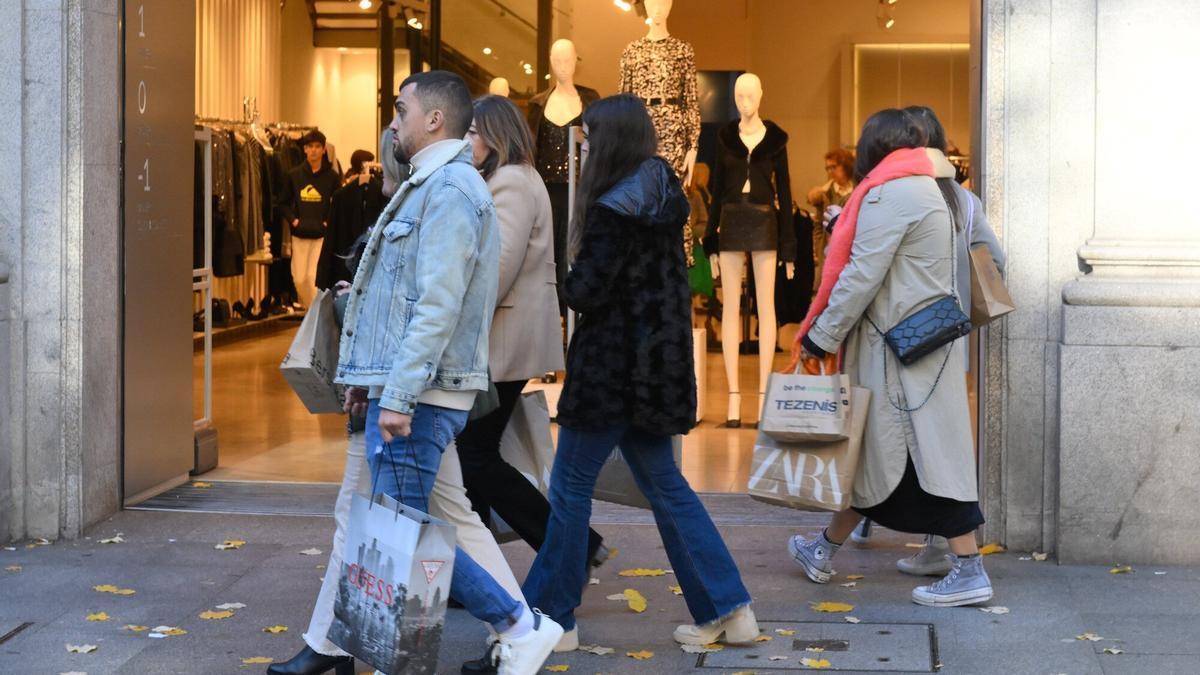 Varios clientes con bolsas durante la campaña comercial de Navidad.