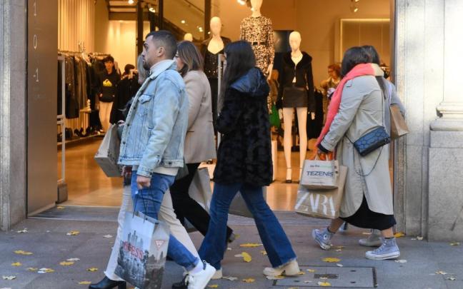 Varios clientes con bolsas durante la campaña comercial de Navidad. Varios clientes con bolsas durante la campaña comercial de Navidad.