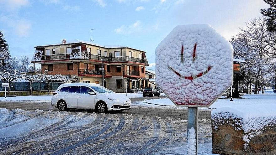 La primera nevada del invierno complica el tráfico en las carreteras