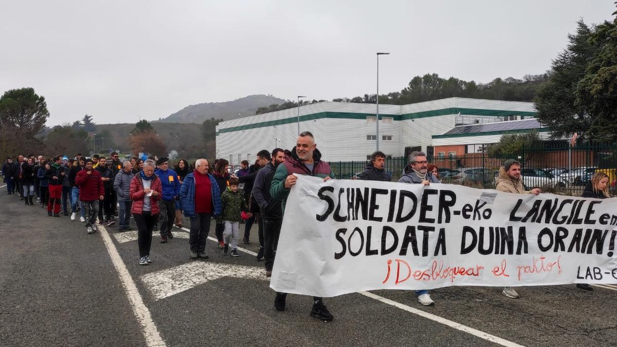 Protesta de empleados y empleadas de la empresa, en la mañana de este martes en Puente la Reina.