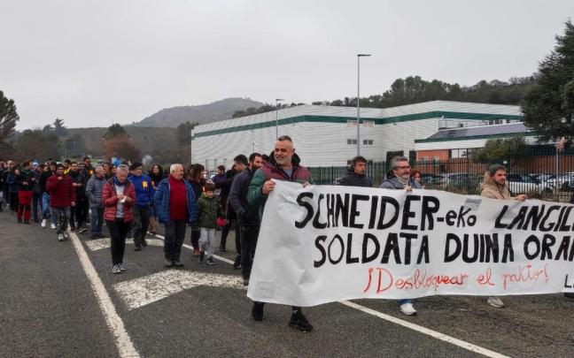 Protesta de empleados y empleadas de la empresa, en la mañana de este martes en Puente la Reina.