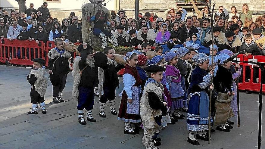 Uno de los grupos con los niños y niñas más pequeños, cantando ante el jurado.