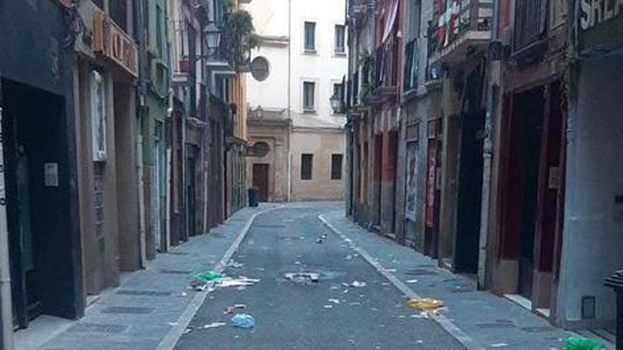 Situación en la que queda el Casco Antiguo tras un sábado de fiesta.