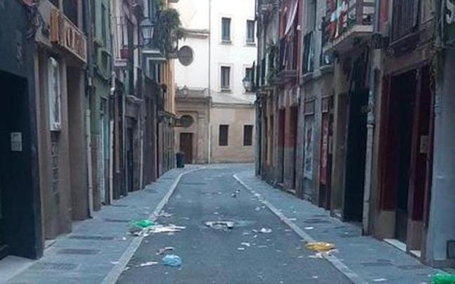 Situación en la que queda el Casco Antiguo tras un sábado de fiesta. Situación en la que queda el Casco Antiguo tras un sábado de fiesta.