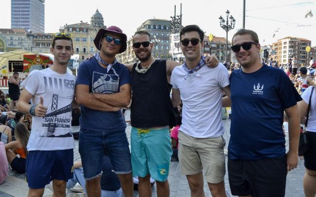 El recibimiento a Marijaia desde la plaza del Teatro Arriaga