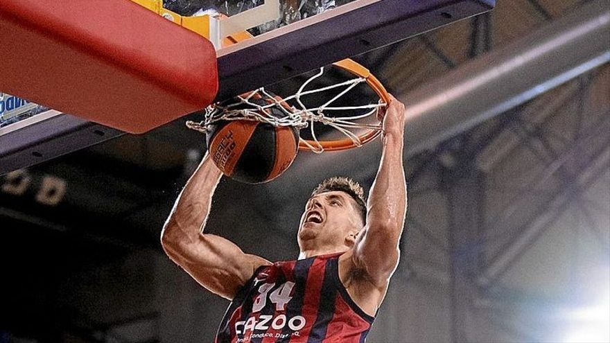 Hommes realiza un espectacular mate durante el amistoso ante el Zaragoza de Logroño. | FOTO: @BASKONIA