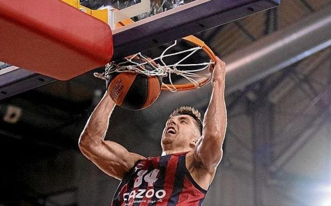 Hommes realiza un espectacular mate durante el amistoso ante el Zaragoza de Logroño. | FOTO: @BASKONIA