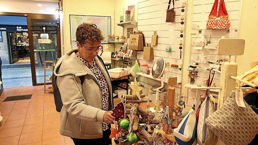 Una mujer observa los artículos expuestos en la tienda Kitzin de la calle Narrika 29 de la Parte Vieja.