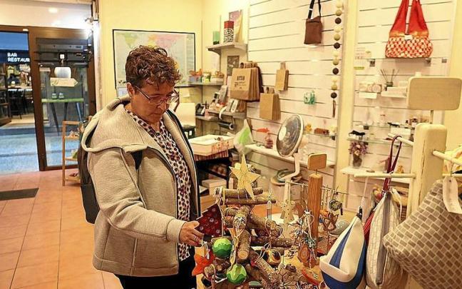 Una mujer observa los artículos expuestos en la tienda Kitzin de la calle Narrika 29 de la Parte Vieja. Una mujer observa los artículos expuestos en la tienda Kitzin de la calle Narrika 29 de la Parte Vieja.