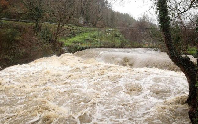La situación de los cauces de los ríos ha mejorado en l mañana de este martes aunque las lluvias persistentes continuarán durante os próximos días.