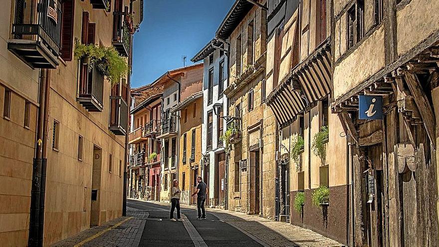 Una de las calles principales de Segura, con la oficina de turismo en primer plano. | FOTO: GOITUR