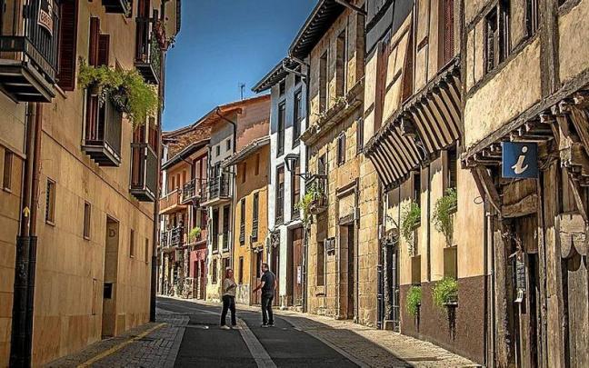 Una de las calles principales de Segura, con la oficina de turismo en primer plano. | FOTO: GOITUR Una de las calles principales de Segura, con la oficina de turismo en primer plano. | FOTO: GOITUR